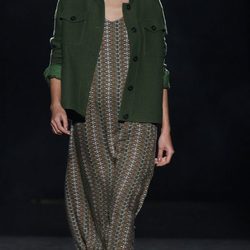 Vestido holgado de estampado étnico y abrigo verde de Yerse en la 080 Barcelona otoño/invierno 2016/2017