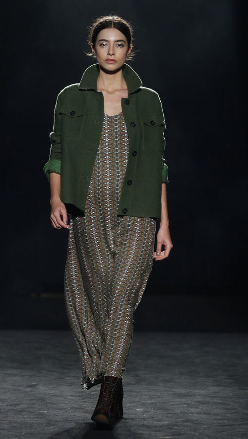 Vestido holgado de estampado étnico y abrigo verde de Yerse en la 080 Barcelona otoño/invierno 2016/2017