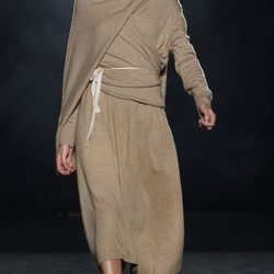 Vestido asimétrico con efecto capa de Yerse en la 080 Barcelona otoño/invierno 2016/2017