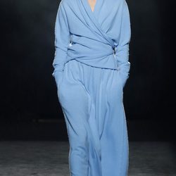 Vestido azul serenity con efecto kimono de Yerse en la 080 Barcelona otoño/invierno 2016/2017