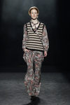 Conjunto étnico con chaleco estampado y vestido de gasa de Yerse en la 080 Barcelona otoño/invierno 2016/2017