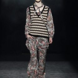 Conjunto étnico con chaleco estampado y vestido de gasa de Yerse en la 080 Barcelona otoño/invierno 2016/2017