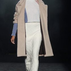 Falda de tubo, jersey de lana y maxi abrigo de Yerse en la 080 Barcelona otoño/invierno 2016/2017