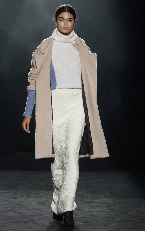 Falda de tubo, jersey de lana y maxi abrigo de Yerse en la 080 Barcelona otoño/invierno 2016/2017