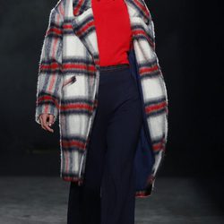 Maxi abrigo de cuadros y camisa roja de Yerse en la 080 Barcelona otoño/invierno 2016/2017