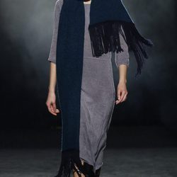 Vestido recto gris y maxi bufanda de Yerse en la 080 Barcelona otoño/invierno 2016/2017