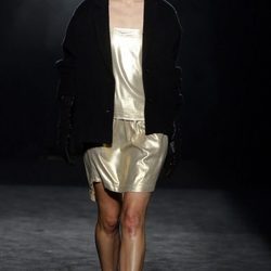 Vestido midi dorado y abrigo de lana de Yerse en la 080 Barcelona otoño/invierno 2016/2017