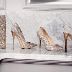 Colección de zapatos con efecto brilli brilli dorado de Jimmy Choo