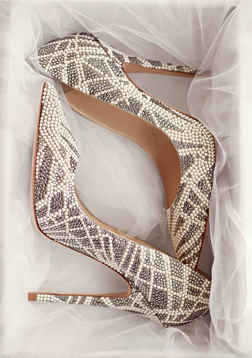 Zapatos con diseño geométrico en strass blanco y gris de Jimmy Choo