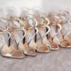 Modelo Lance con diseño de tiras asimétricas doradas de Jimmy Choo