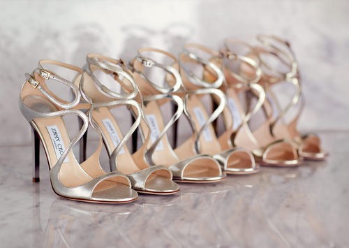 Modelo Lance con diseño de tiras asimétricas doradas de Jimmy Choo