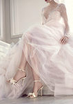 Modelo Viviene sandalias con detalle de plumas en los dedos de Jimmy Choo