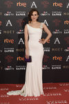 Aura Garrido con vestido blanco en la alfombra roja de los Premios Goya 2016