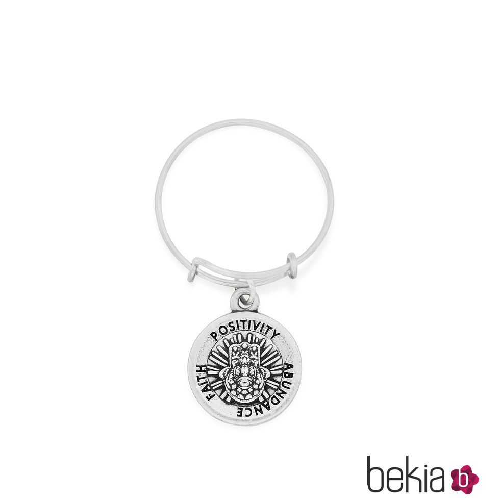 Anillo con charm Mano de Fátima plateado de Alex and Ani
