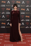 Úrsula Corberó con un diseño color vino de Teresa Helbig en los Goya