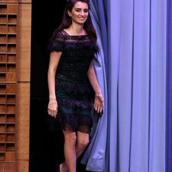 Penélope Cruz con vestido de Carolina Herrera en el programa de Jimmy Fallon para la premier de 'Zoolander 2'