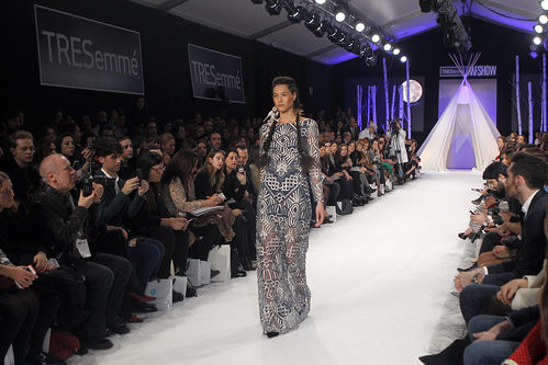 Vestido transparente con motivos geométrico en el desfile de David Christian en la Madrid Fashion Show 2016