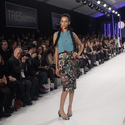 Conjunto de estampado floral y azul turquesa en el desfile de David Christian en la Madrid Fashion Show 2016