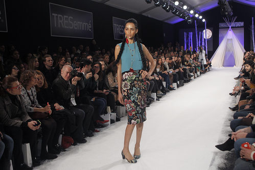 Conjunto de estampado floral y azul turquesa en el desfile de David Christian en la Madrid Fashion Show 2016