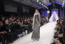 Vestido con estampado floral y bufanda en el desfile de David Christian en la Madrid Fashion Show 2016