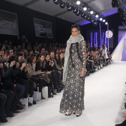 Vestido con estampado floral y bufanda en el desfile de David Christian en la Madrid Fashion Show 2016