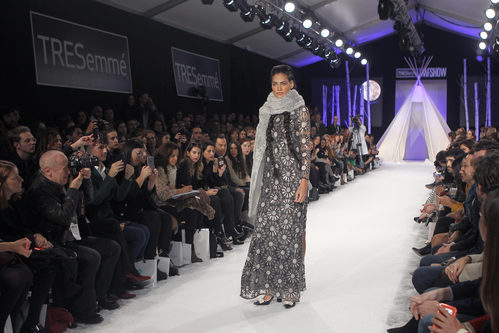 Vestido con estampado floral y bufanda en el desfile de David Christian en la Madrid Fashion Show 2016