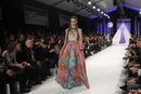 Vestido con estampado abstracto colorido en el desfile de David Christian en la Madrid Fashion Show 2016