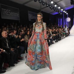 Vestido con estampado abstracto colorido en el desfile de David Christian en la Madrid Fashion Show 2016