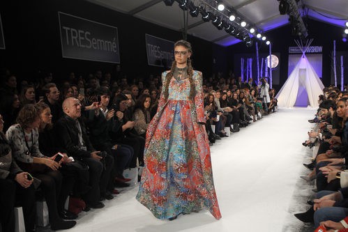 Vestido con estampado abstracto colorido en el desfile de David Christian en la Madrid Fashion Show 2016