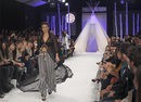 Helen Lindes con conjunto blanco y negro en el desfile de David Christian en la Madrid Fashion Show 2016