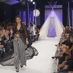 Helen Lindes con conjunto blanco y negro en el desfile de David Christian en la Madrid Fashion Show 2016