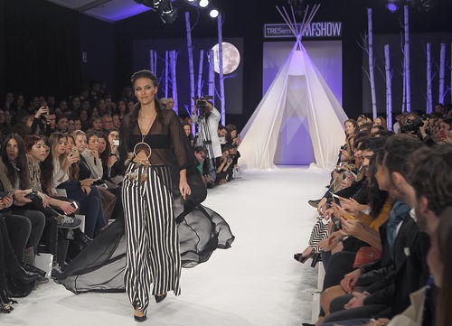 Helen Lindes con conjunto blanco y negro en el desfile de David Christian en la Madrid Fashion Show 2016