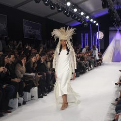 Vestido largo blanco de estilo túnica con tocado de plumas blancas en el desfile de David Christian en la Madrid Fashion Show 2016