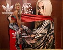 Rita Ora con ropa deportiva posando con el cartel de la nueva campaña para Adidas