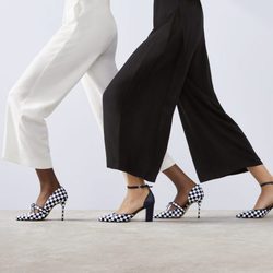 Tacones con estampado damero en blanco y negro de la colección cápsula de L. K. Bennet y Bionda Casta