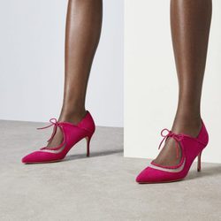 Tacones con empeine abierto en frambuesa de la colección cápsula de L. K. Bennet y Bionda Casta