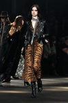 Mono estampado de tigre de terciopelo de Saint Laurent otoño/invierno 2016/2017