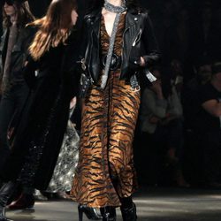 Mono estampado de tigre de terciopelo de Saint Laurent otoño/invierno 2016/2017