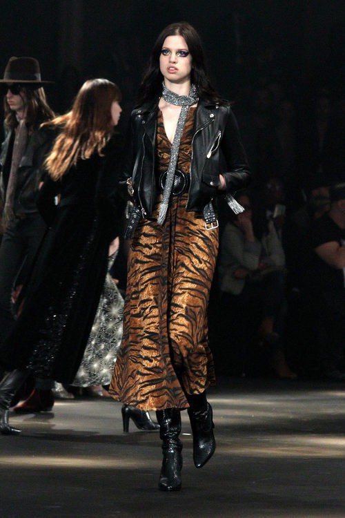 Mono estampado de tigre de terciopelo de Saint Laurent otoño/invierno 2016/2017