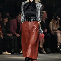 Falda larga de cuero con blusa de seda de Saint Laurent otoño/invierno 2016/2017