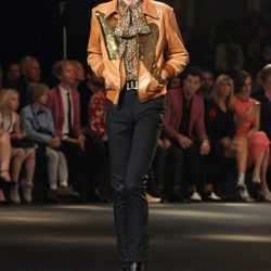 Perfecto cuero anaranjada con detalles dorados de Saint Laurent  otoño/invierno 2016/2017