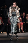 Vestido largo y chaleco de pelo de Saint Laurent otoño/invierno 2016/2017