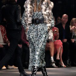 Vestido largo y chaleco de pelo de Saint Laurent otoño/invierno 2016/2017