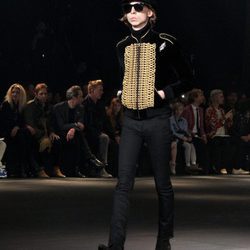 Chaqueta estilo militar con detalles dorados de Saint Laurent otoño/invierno 2016/2017
