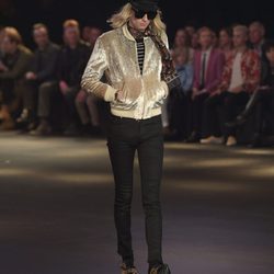 Chaqueta terciopelo dorada de Saint Laurent otoño/invierno 2016/2017