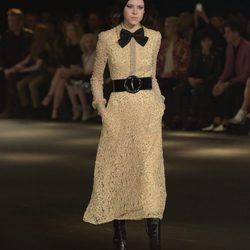 Vestido lady brocado y maxi lazo negro de Saint Laurent otoño/invierno 2016/2017