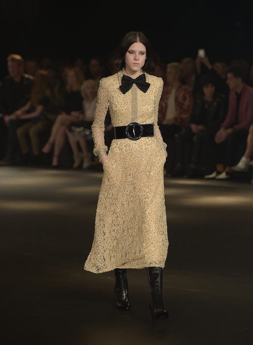 Vestido lady brocado y maxi lazo negro de Saint Laurent otoño/invierno 2016/2017