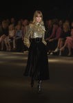 Blusa dorada con maxi lazo y falda plisada de Saint Laurent otoño/invierno 2016/2017