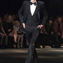 Traje raya diplomática con pajarita de Saint Laurent otoño/invierno 2016/2017