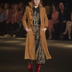 Trench ante con botas terciopelo y vestido animal print de Saint Laurent otoño/invierno 2016/2017